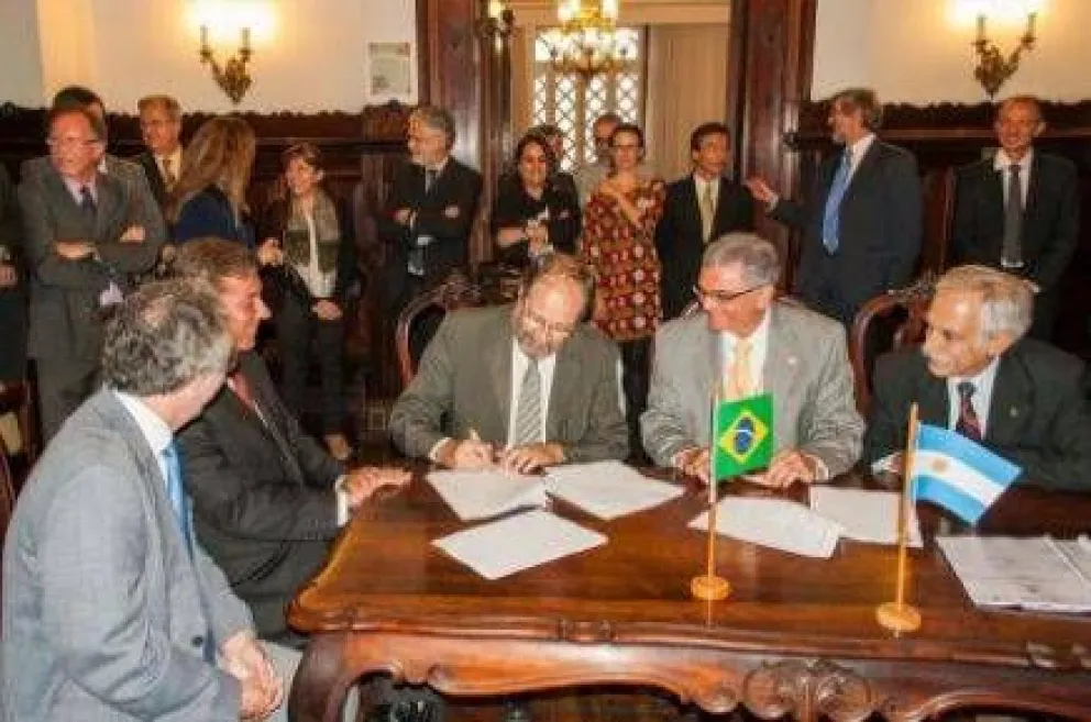 INVAP construirá reactores para Argentina y Brasil