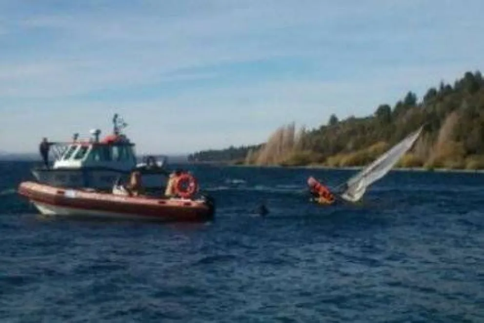 Rescatan a tripulantes de velero 