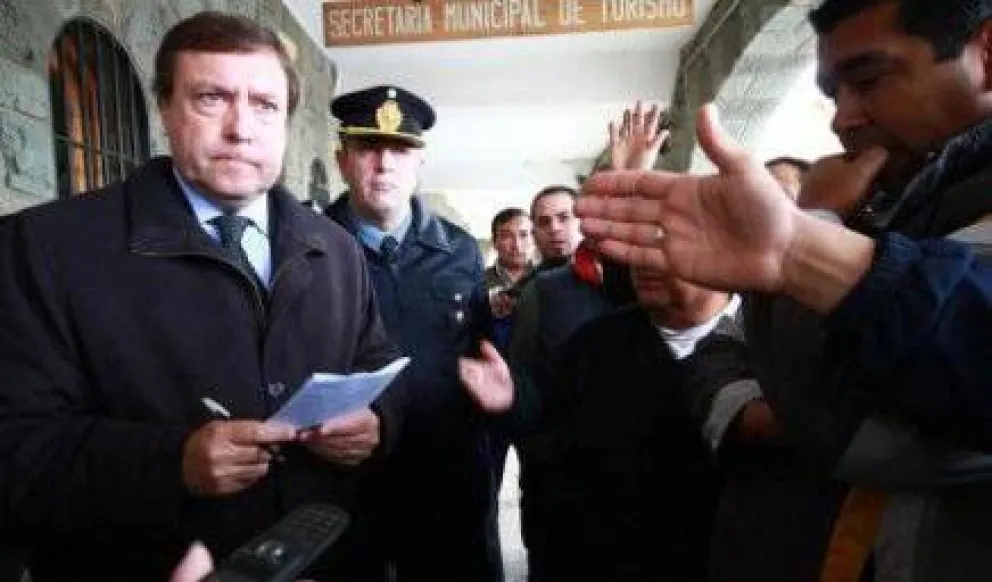 Taxistas se retiran del Centro Cívico, tras compromiso de Weretilneck