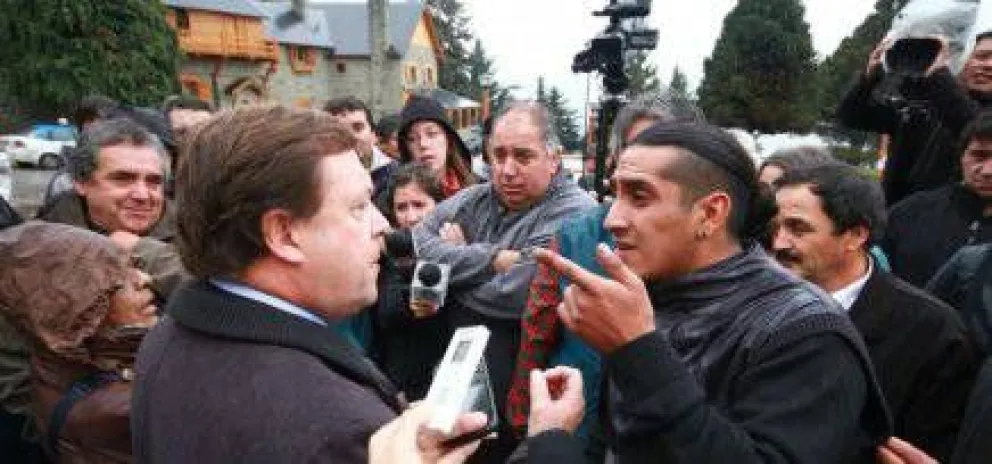 Duro cruce entre Weretilneck y los taxistas