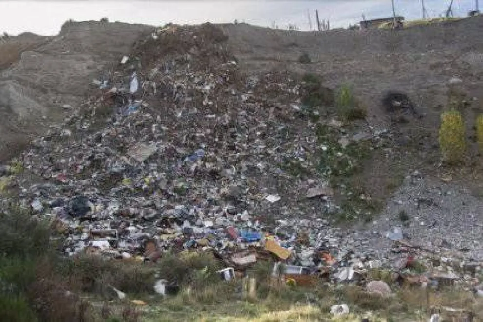 Incesante acopio de basura en la cantera forestal municipal 