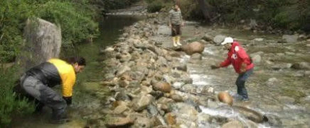 Vecinos del oeste siguen reclamando obra de conexión de agua