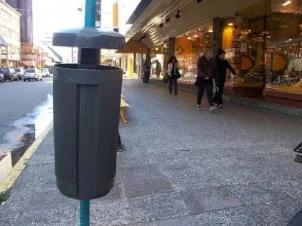 Municipio colocó nuevos cestos de basura  