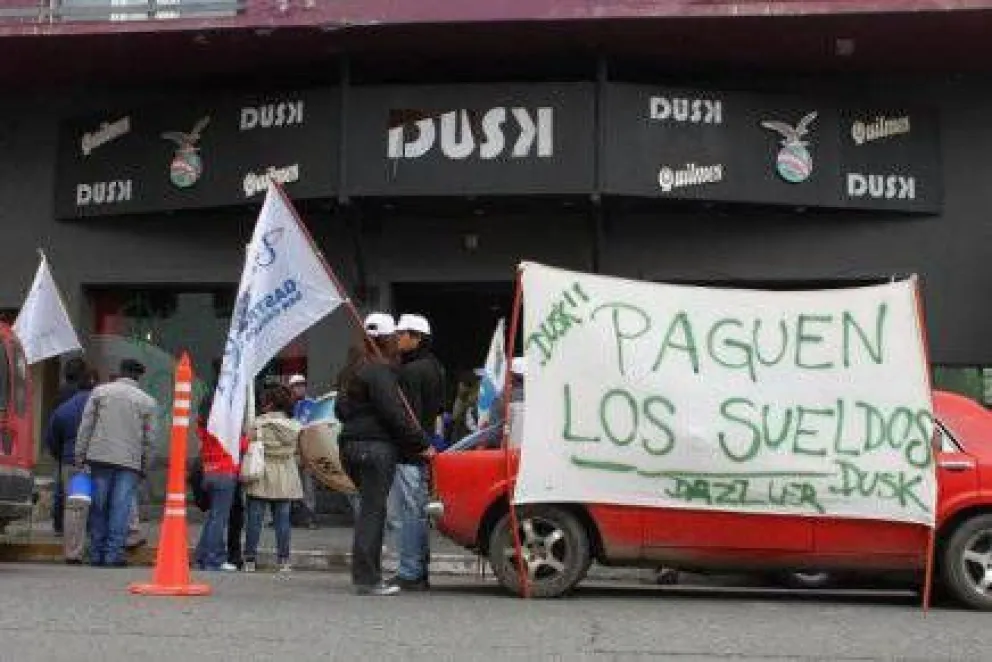 Ante despidos, UTHGRA protesta en un pub