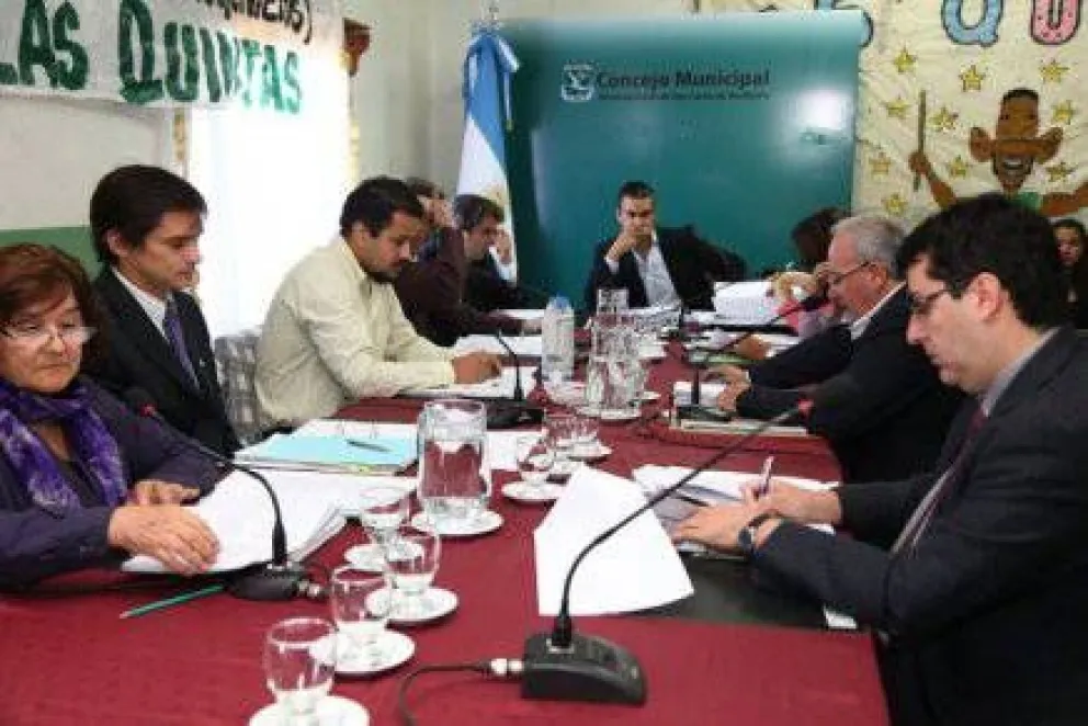 Concejales piden retiro de PCB  