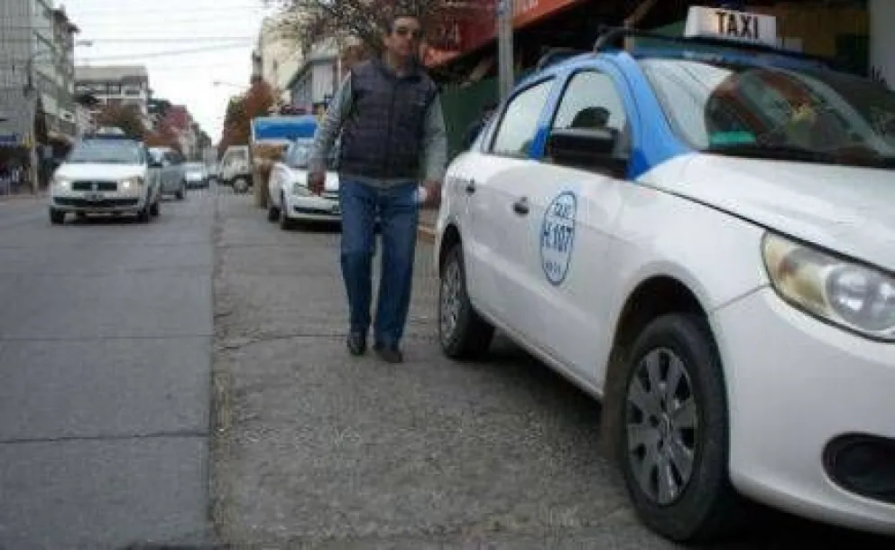 Municipio controla "exhibición de derechos" en taxis y remises