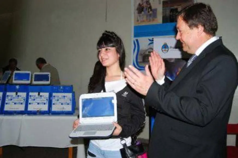 Alumnos del CEM 45 ya tienen sus netbooks