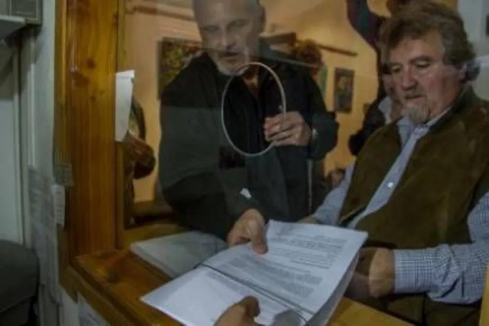 Goye presentó las firmas para revocar a concejales