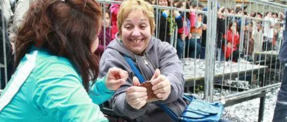 Una multitud participó de la ruptura del huevo gigante