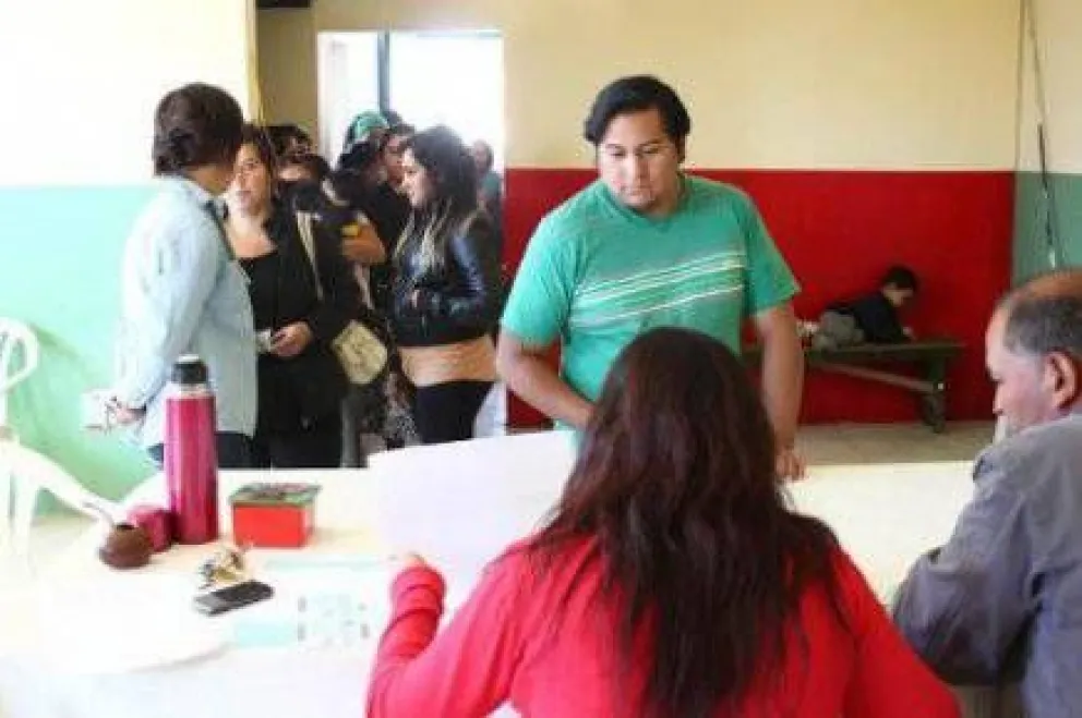 Entregan tickets alimentarios a ex becados