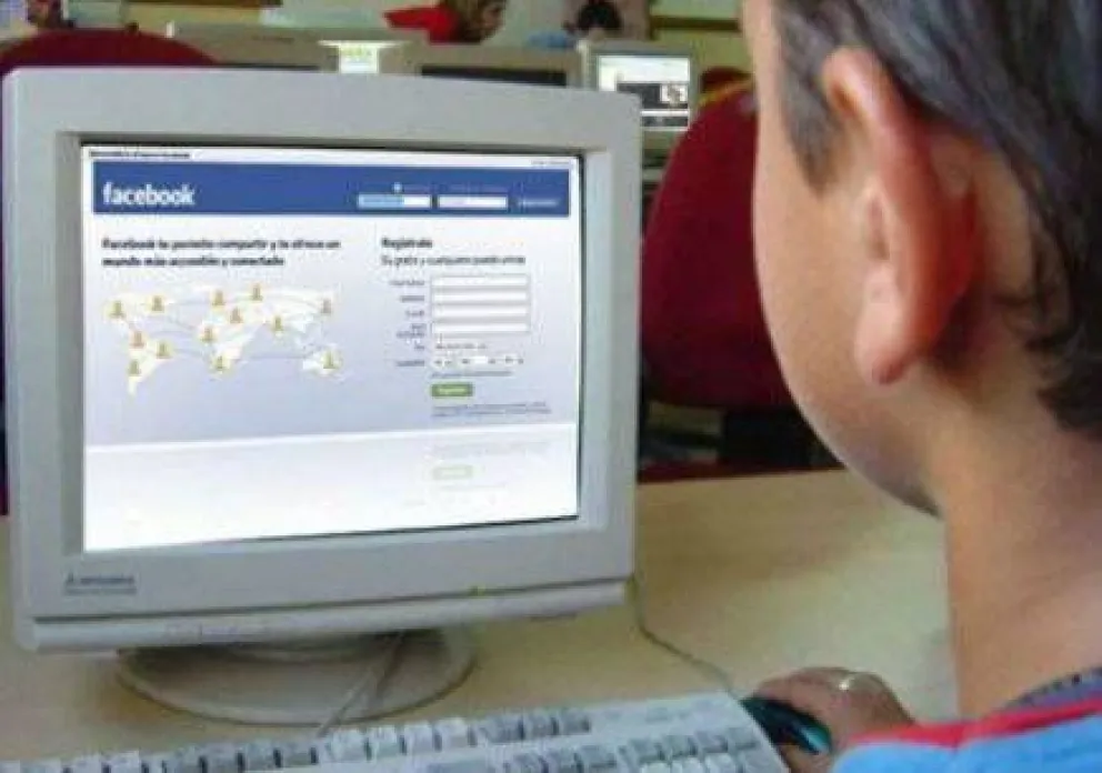 El gobierno promueve medidas para acompañar a los menores en la web