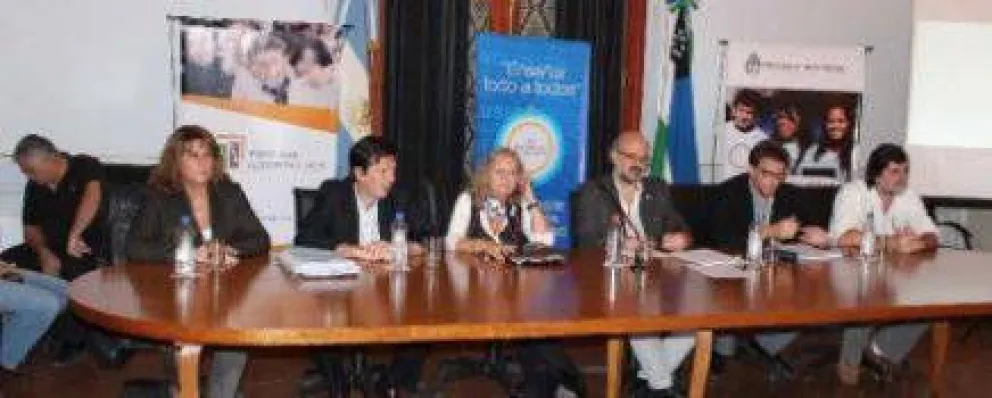 Capacitan a autoridades y equipos técnicos de Educación