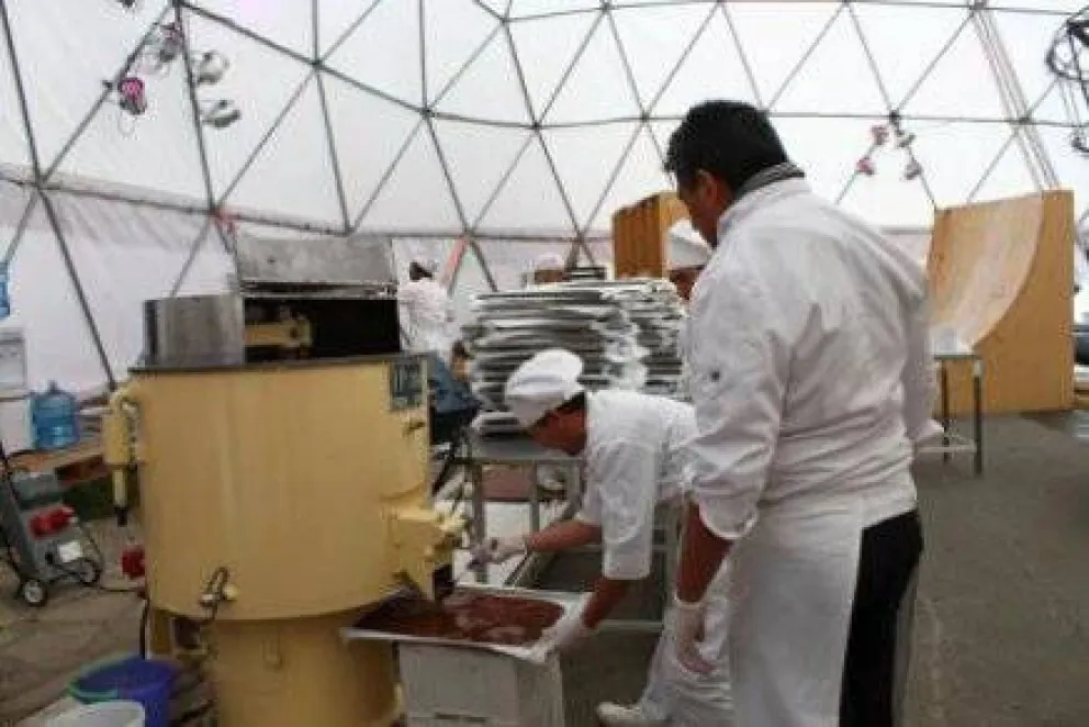 Comenzó la construcción del huevo gigante