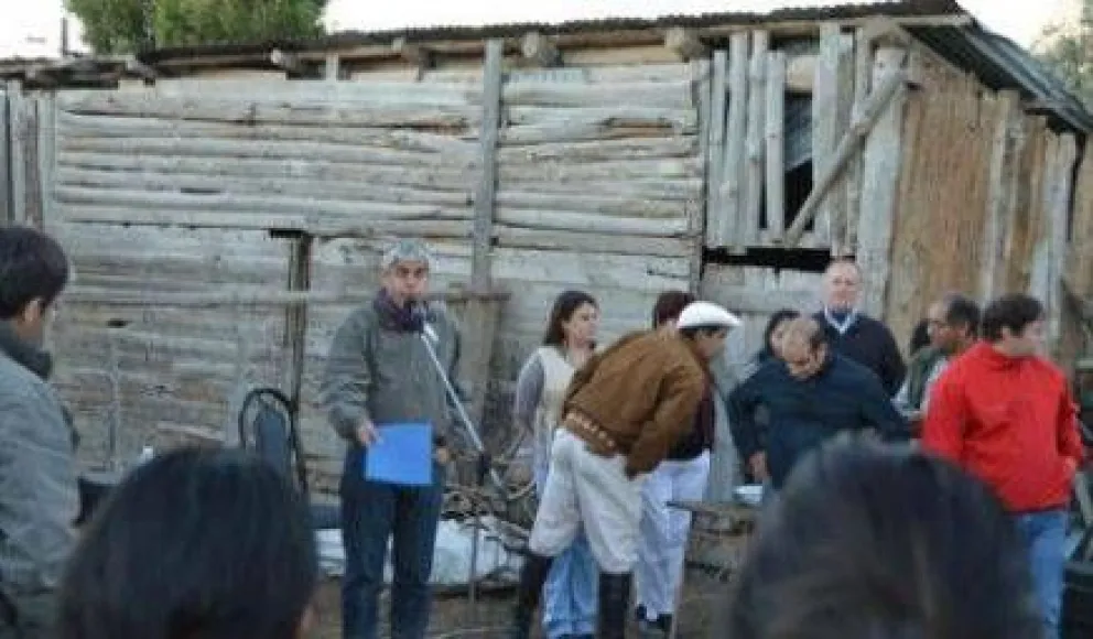 Peralta entregó en &Ntilde;orquinco insumos para obras de agua