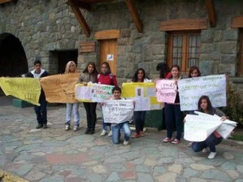 Comunidad del CEM 45 se moviliza al Centro Cívico