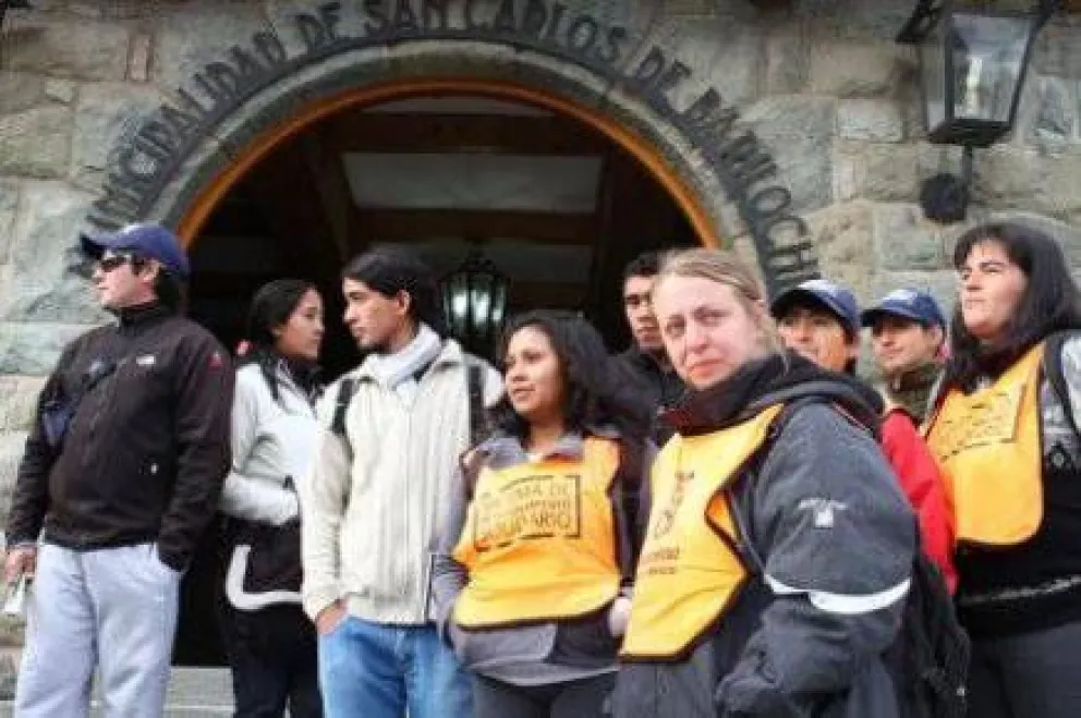 Trabajadores de estacionamiento medido reclaman pago de salario 