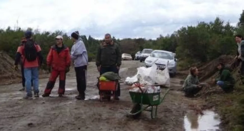 Vecinos terminaron de limpiar el vertedero ilegal del camino a Colonia Suiza