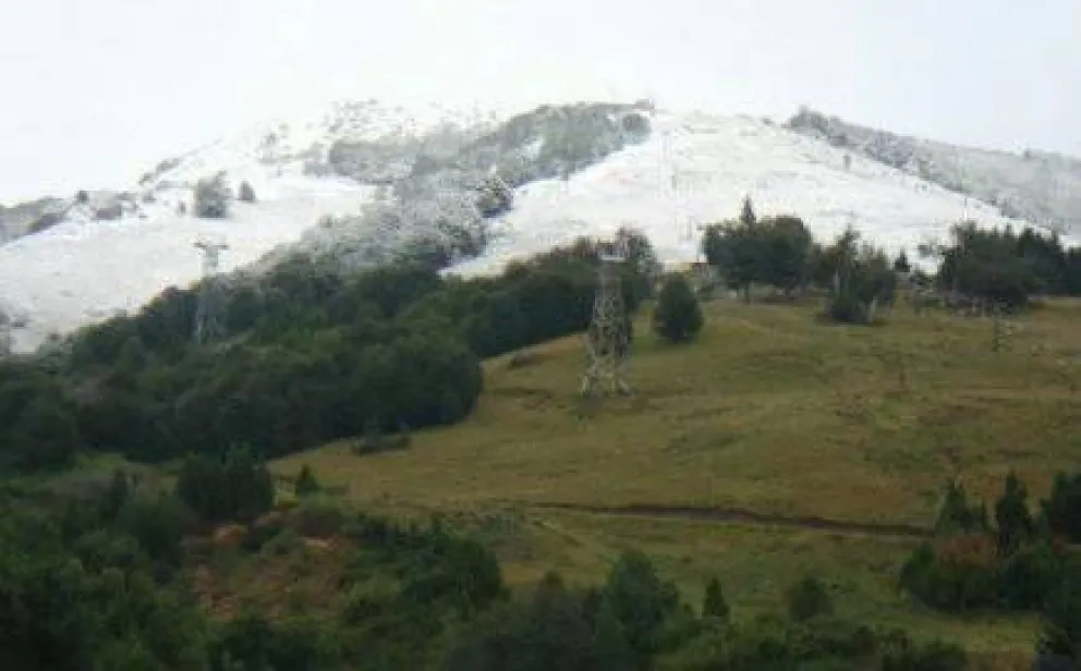 El cerro Catedral amaneció nevado