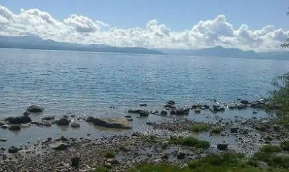 Preocupan los reiterados vertidos cloacales al lago 