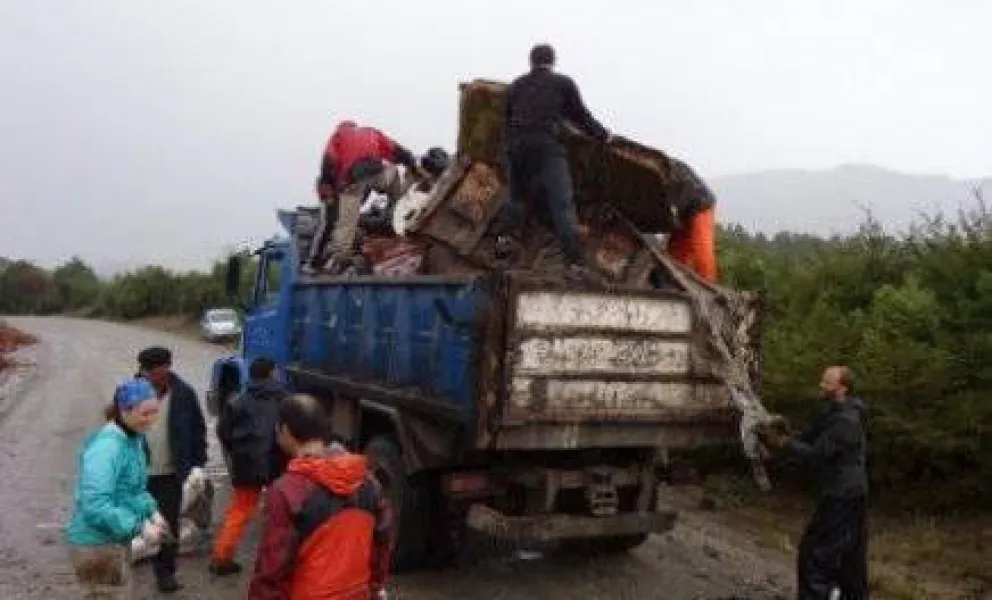 Vecinos seguirán limpiando el vertedero ilegal del camino a Colonia Suiza 