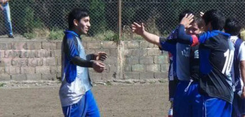 Fasta ganó y goleó