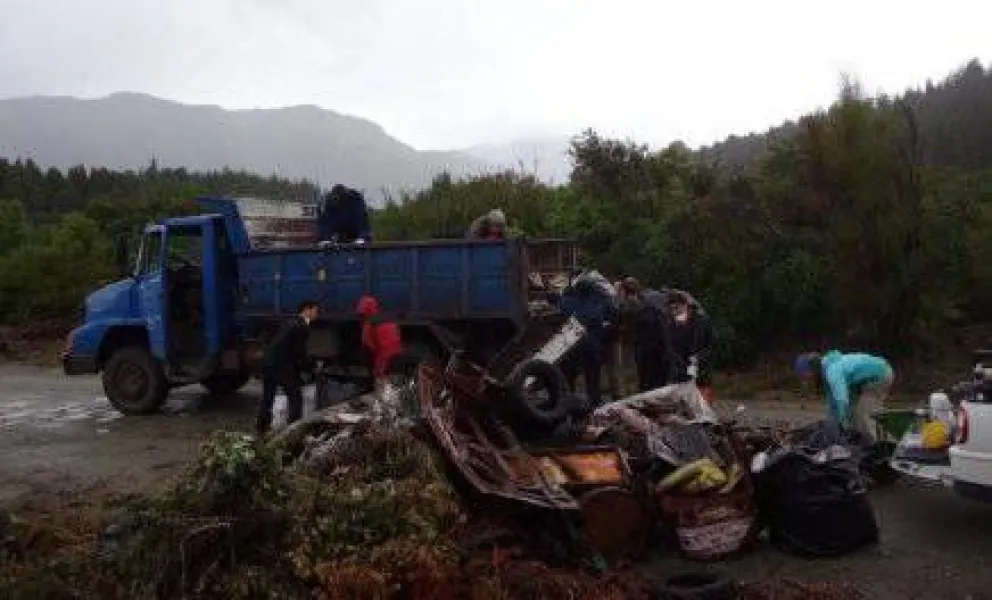 Vecinos limpiaron el vertedero ilegal camino a Colonia Suiza