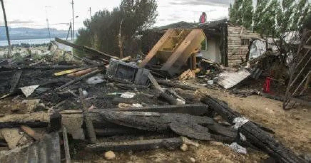 Incendio destruyó dos viviendas 