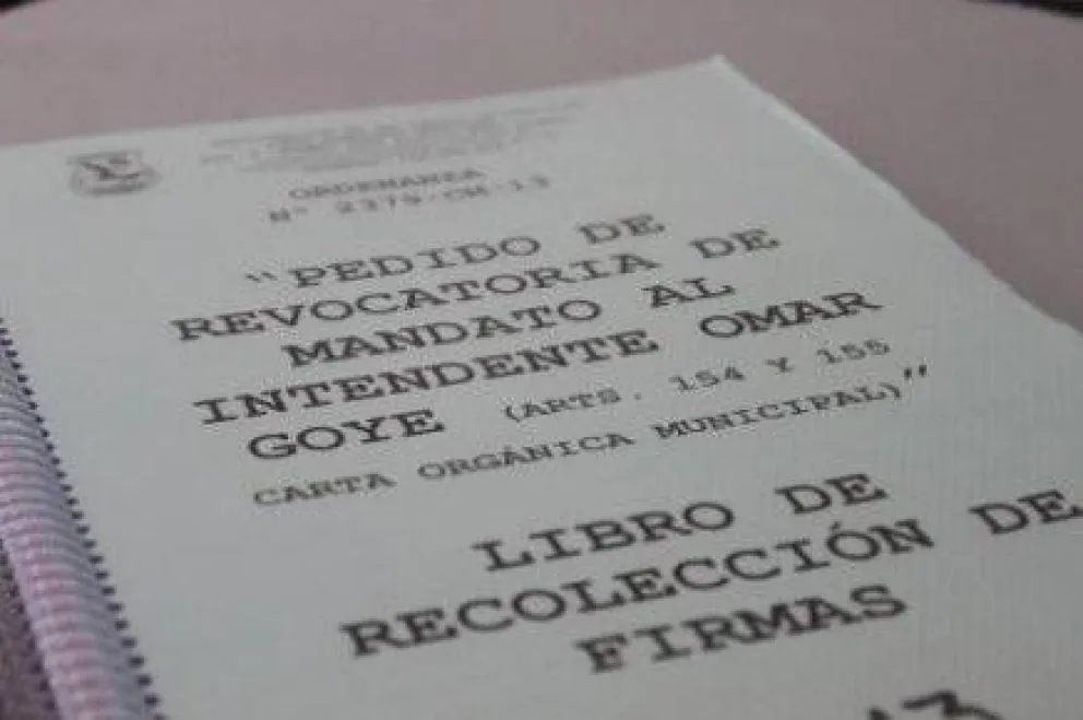 Ágil recolección de firmas para la revocatoria de Goye