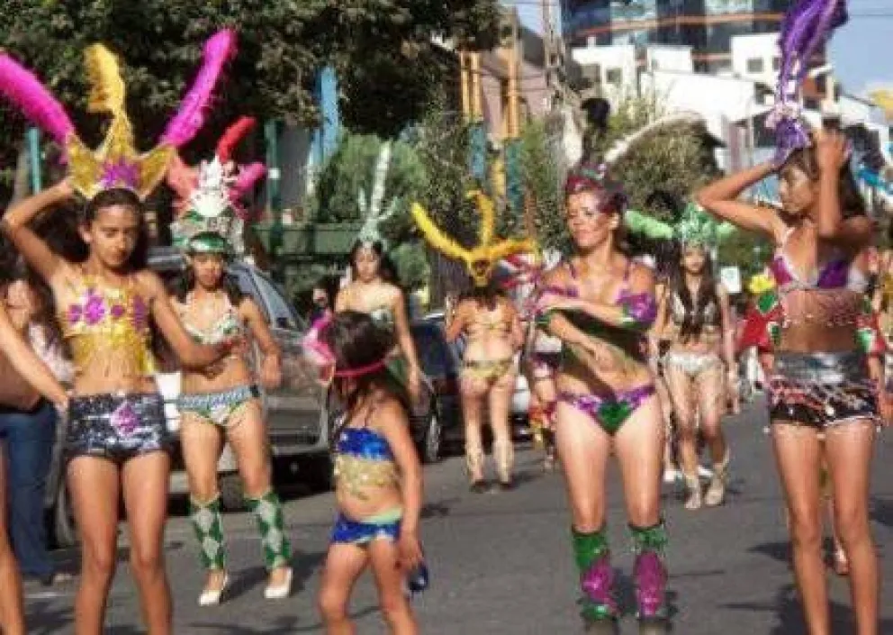 Celebraciones de Carnaval en plena calle Mitre