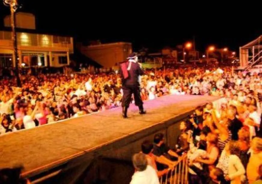 Multitudinaria tercera noche de la Fiesta del Golfo