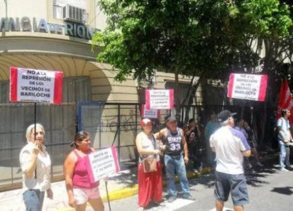 Trasladan a Bariloche a las mujeres detenidas por los saqueos