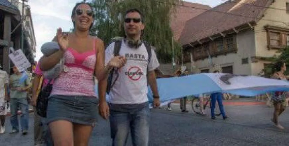 Barilochenses siguen marchando 