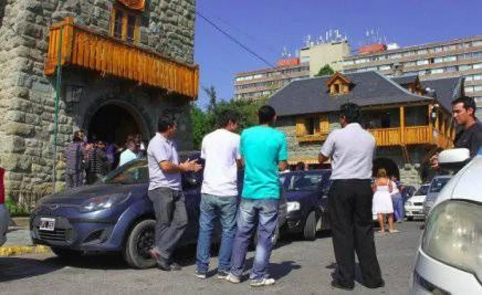Remises y taxis protestan en el Centro Cívico: Para Martini es una "extorsión"