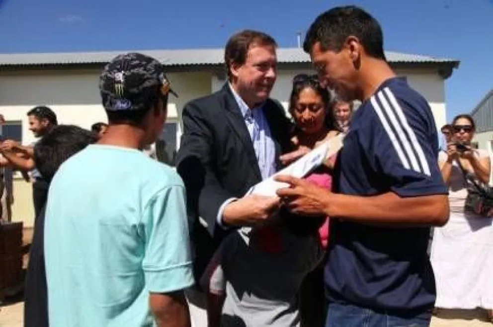 Weretilneck entregó 136 viviendas en Bariloche 