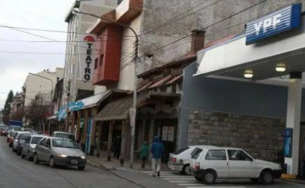 Largas colas para conseguir combustible en Bariloche