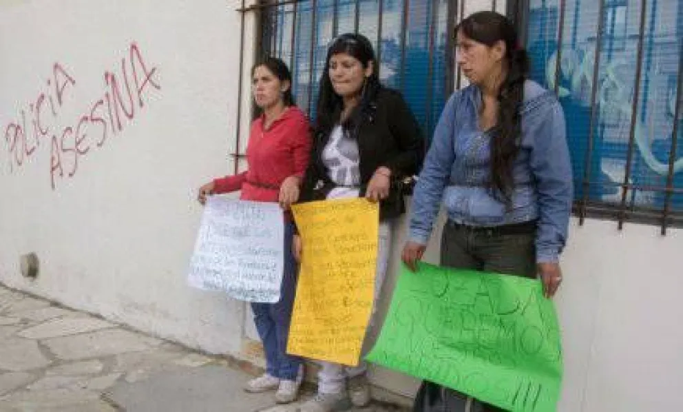 Se encadenaron para exigir el regreso de los internos trasladados 