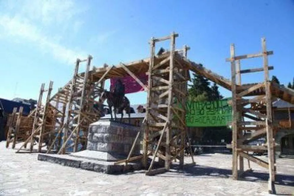 Para evitar riesgos, retiran escultura del Centro Cívico 