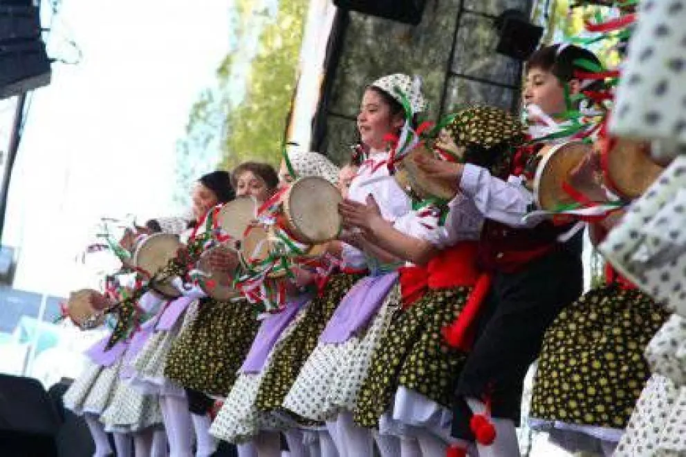 Música, bailes y originales comidas en la Fiesta de las Colectividades 