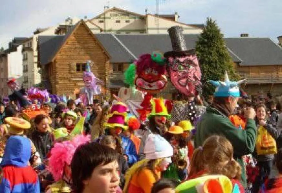 &iexcl;Llega el desfile de títeres gigantes y fiesta de los titiriteros andariegos!