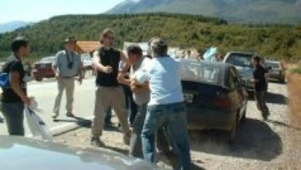 Defensores de Lewis impidieron un escrache en el ingreso de Lago Escondido