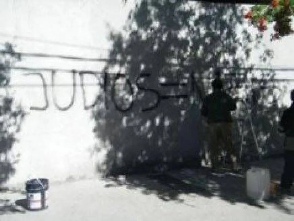 Representantes de las comunidades judía y alemana taparon ofensiva pintada