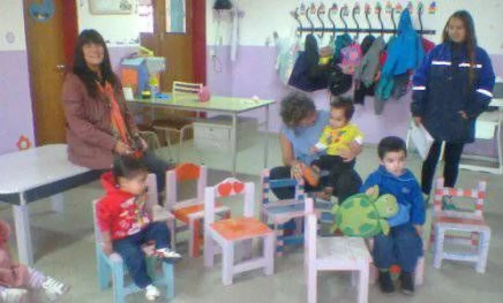 Miembros de una cooperativa fabricaron muebles para jardín municipal