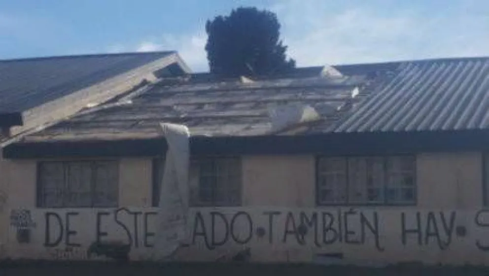 Se voló el techo de un jardín y terminó contra una casa