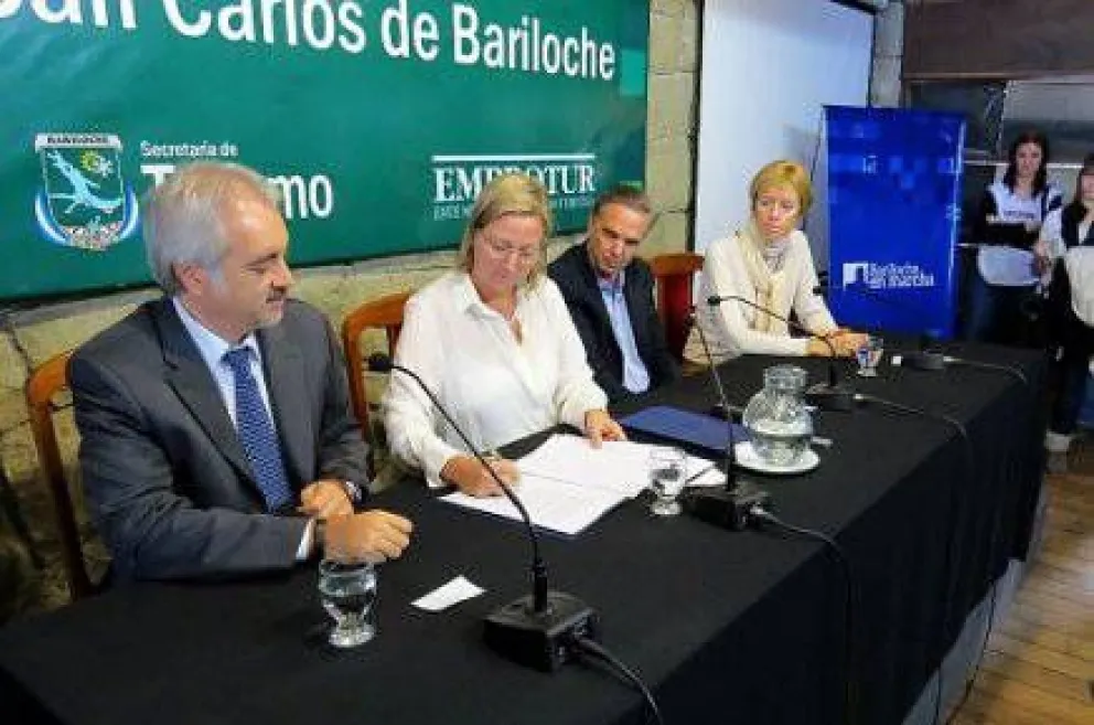Firmaron convenios por 700 millones de pesos para viviendas e infraestructura