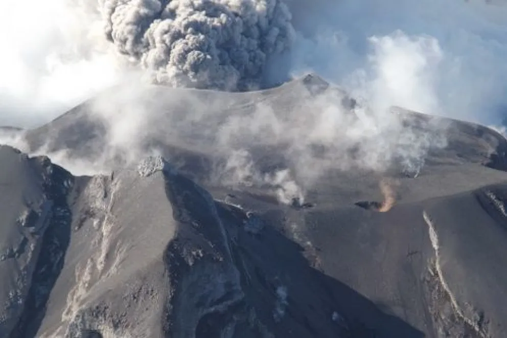 Bajan a alerta naranja el volcán Calbuco