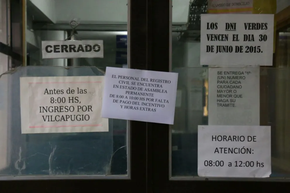 Trabajadores del Registro Civil retienen servicios