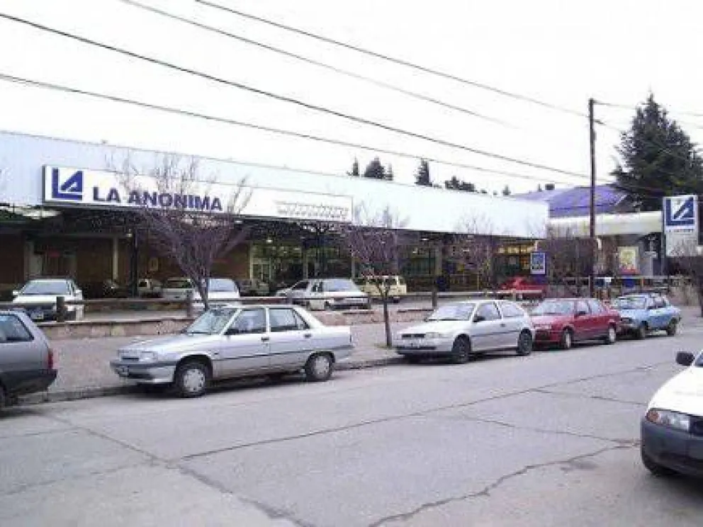 Hacen boquetes en un supermercado pero no roban