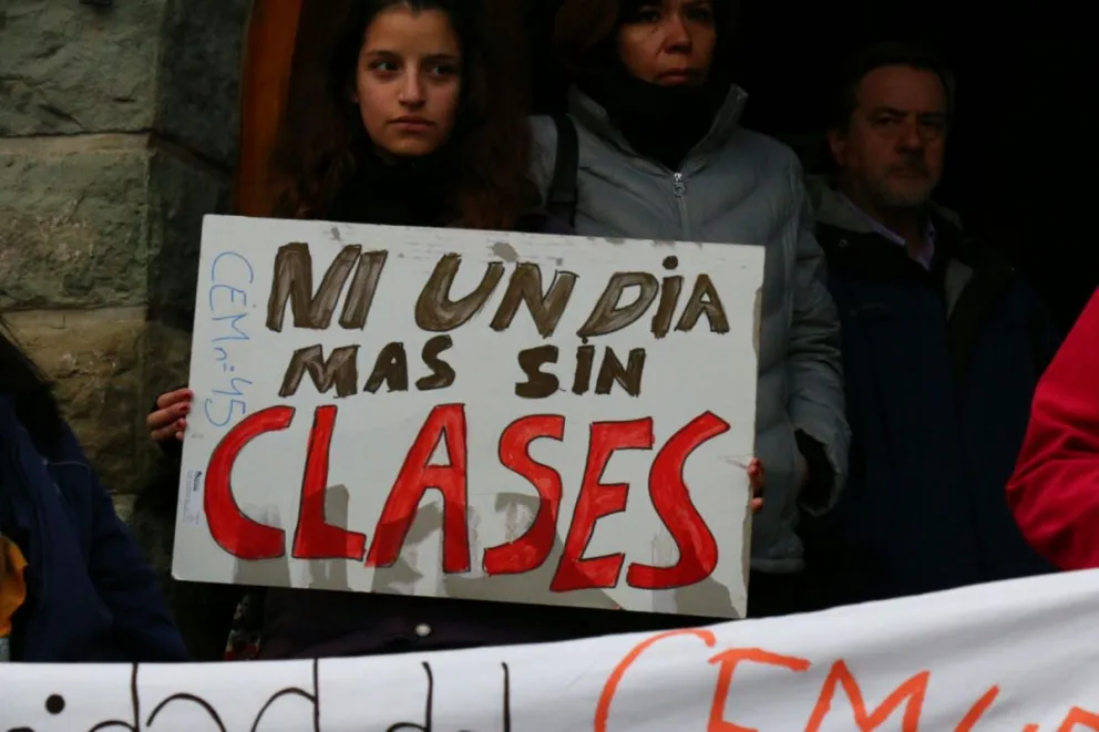 Siguen los reclamos de la comunidad del CEM 45