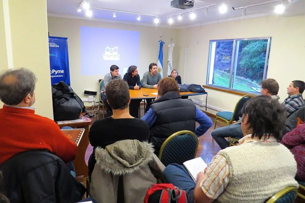 Primer día de capacitación en la Escuela de Negocios