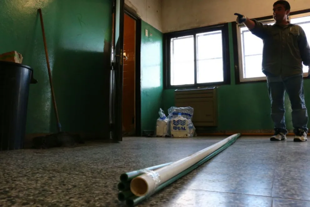  Operarios trabajan para finalizar las tareas en los baños.  